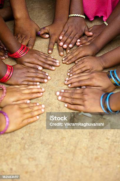 Grupo De Niños Con Las Manos Juntas En El Piso Foto de stock y más banco de imágenes de Unión - Unión, Variación, Aldea