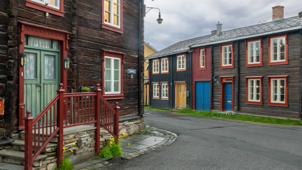niezwykłe i kolorowe stare górnicze miasto roros w środkowej norwegii zostało wpisane na listę światowego dziedzictwa unesco - c17 zdjęcia i obrazy z banku zdjęć