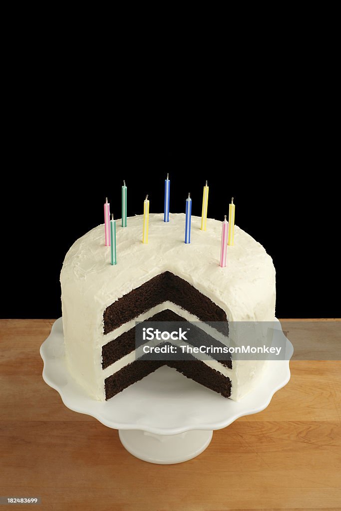 Triplo strato di torta di compleanno con candele - Foto stock royalty-free di Bianco