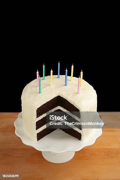 Triplo Strato Di Torta Di Compleanno Con Candele - Fotografie stock e altre immagini di Bianco - Bianco, Glassa, Torta al cioccolato - Dolce