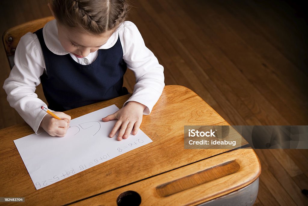 소녀 학생 쓰기 앉아 있는 동안 학교 책상과 - 로열티 프리 쓰기 스톡 사진