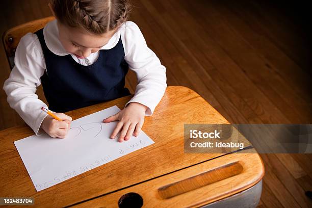 소녀 학생 쓰기 앉아 있는 동안 학교 책상과 쓰기에 대한 스톡 사진 및 기타 이미지 - 쓰기, 아이, 하이 앵글
