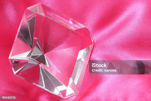스퀘어 자르다 유리컵 데커레이션 On 핑크 0명에 대한 스톡 사진 및 기타 이미지 - 0명, 결정체, 공단