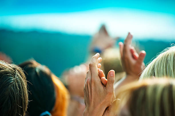 manos ovacionar - applauding clapping wristband crowd fotografías e imágenes de stock