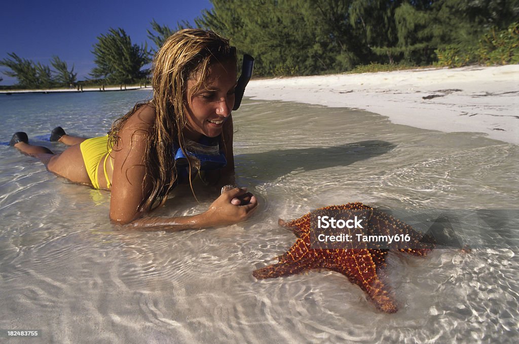 Chica y starfish - Foto de stock de Acostado libre de derechos