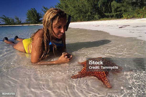 Chica Y Starfish Foto de stock y más banco de imágenes de Acostado - Acostado, Actividades recreativas, Adulto