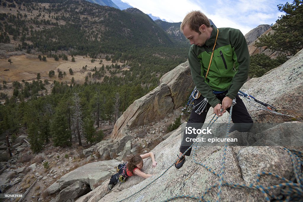 Pareja joven climbing juntos en Colorado - Foto de stock de Cuerda libre de derechos