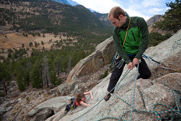 casal jovem escalada juntos no colorado - people strength leadership remote imagens e fotografias de stock