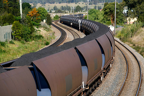 cabezales trainload de carbón al puerto - train coal mining australia fotografías e imágenes de stock