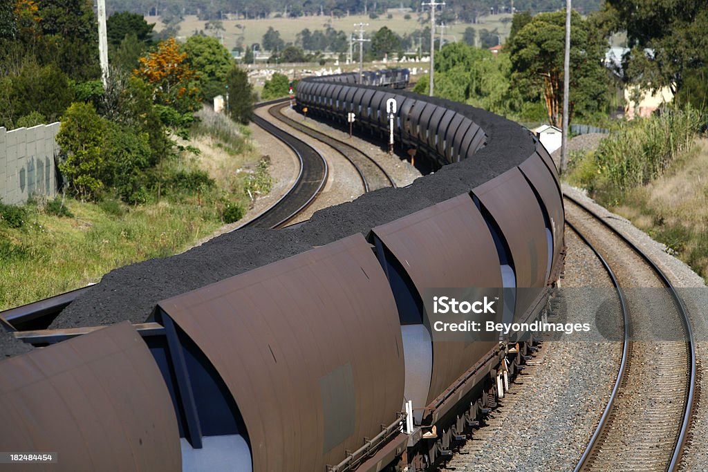 Trainload węgla wychodzi na port - Zbiór zdjęć royalty-free (Węgiel)