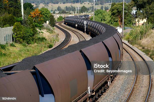 Trainload Węgla Wychodzi Na Port - zdjęcia stockowe i więcej obrazów Węgiel - Węgiel, Pociąg, Kolej towarowa