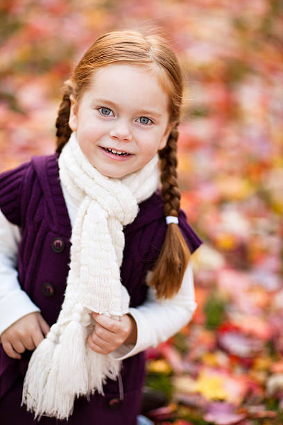 menina feliz, desfrutando de um dia de outono fora - little girls autumn child red hair - fotografias e filmes do acervo