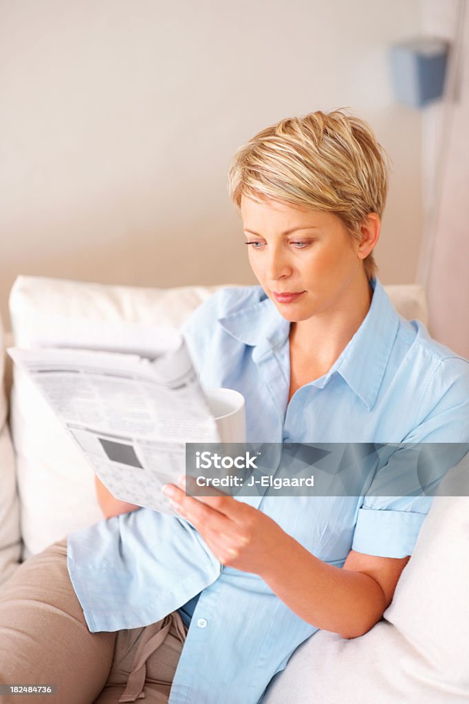 Mitte Erwachsene Frau Lesen einer Zeitung - Lizenzfrei 30-34 Jahre Stock-Foto