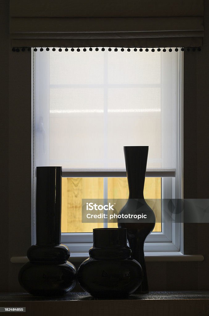 Vasijas silhouetted por la ventana - Foto de stock de Adorno libre de derechos