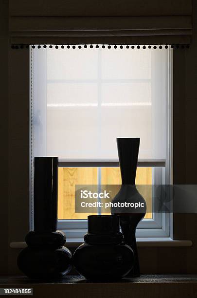 Vasijas Silhouetted Por La Ventana Foto de stock y más banco de imágenes de Adorno - Adorno, Alféizar, Amarillo - Color