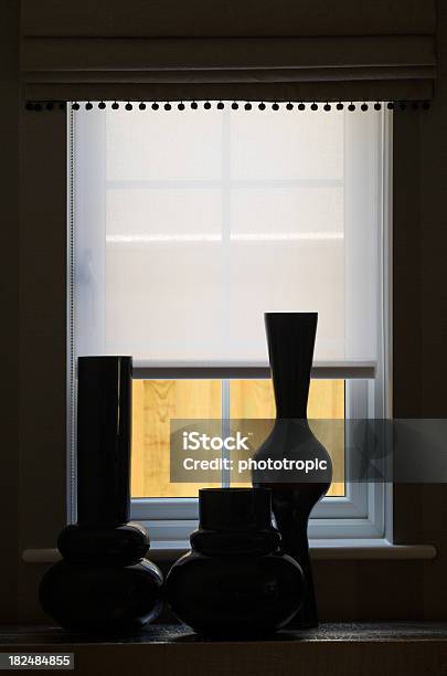 Vasi Silhouetted Dalla Finestra - Fotografie stock e altre immagini di Ambientazione interna - Ambientazione interna, Arredamento, Bianco