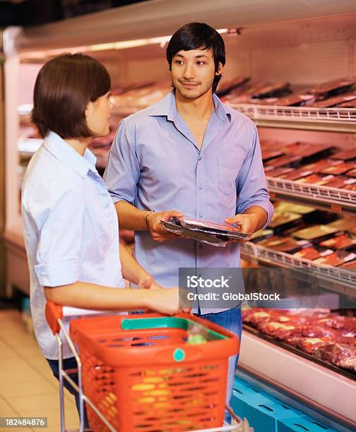 Szczęśliwa Para Zakup Pakietów Mięsa W Supermarkecie - zdjęcia stockowe i więcej obrazów 20-24 lata