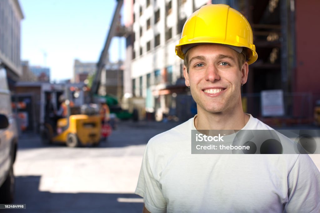 Travailleur de la construction sur le site - Photo de T-Shirt libre de droits