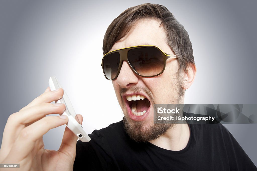 Jovem homem gritando em Smartphone: Você pode ouvir ­ Me - Foto de stock de Bug do Milênio royalty-free