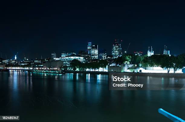 Nad Brzegiem Rzeki Thames - zdjęcia stockowe i więcej obrazów Anglia - Anglia, Architektura, Bez ludzi