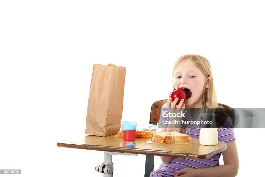 Menina comendo uma Maçã no almoço - Foto de stock de Almoço royalty-free