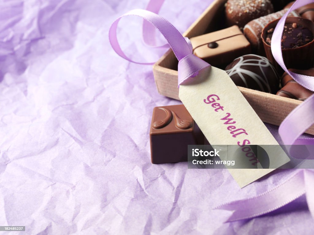 Avere ben presto etichetta, nastro e cioccolatini - Foto stock royalty-free di Auguri di pronta guarigione