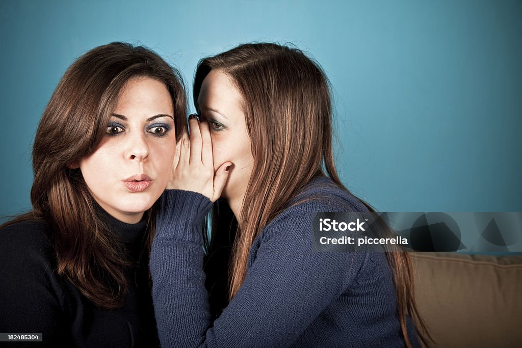 Duas Meninas partilhar um segredo - Royalty-free 20-24 Anos Foto de stock