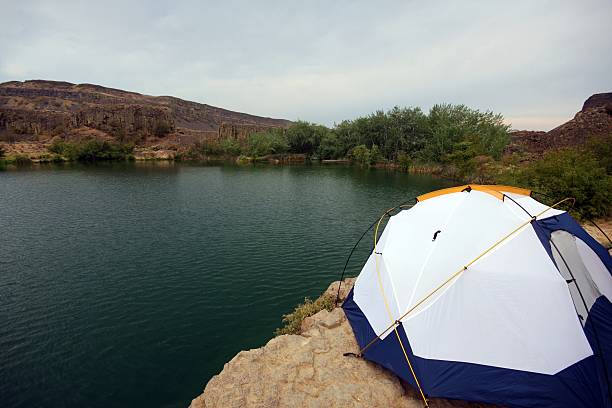 carpa campamento profunda en el lago - tent camping dome tent single object fotografías e imágenes de stock