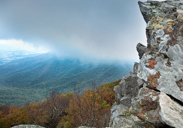 clouds прокатки в над blue ridge - blue ridge mountians стоковые фото и изображения