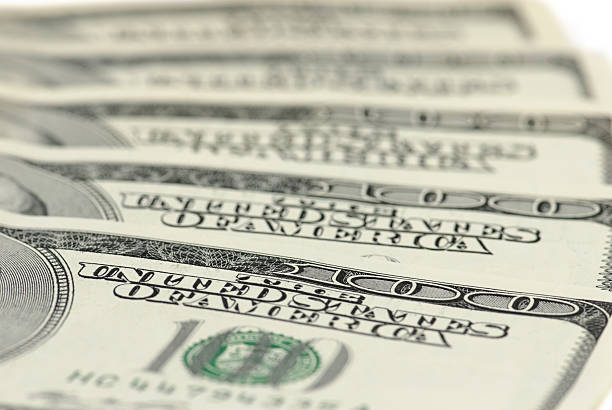 nota de cem dólares bills - one hundred dollar bill finance focus macro imagens e fotografias de stock