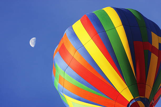 globo aerostático de aire caliente de la media luna - super moon fotografías e imágenes de stock