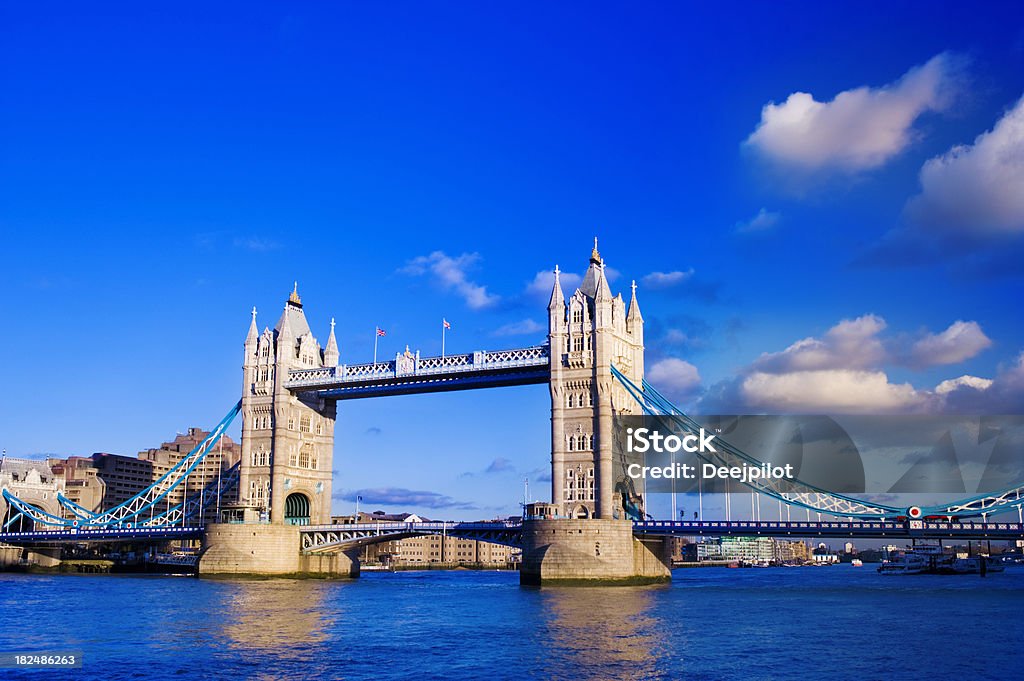 Тауэрский мост и очертания города Лондон, Великобритания - Стоковые фото Англия роялти-фри