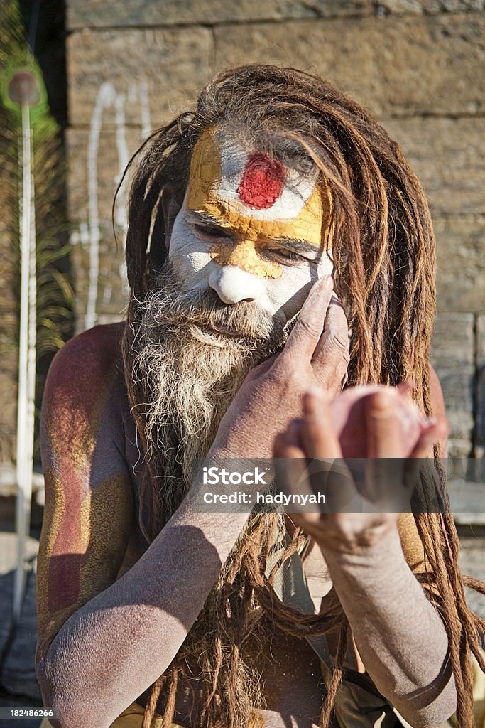 Садху-Святой человек делает макияж - Стоковые фото Азиатская культура роялти-фри