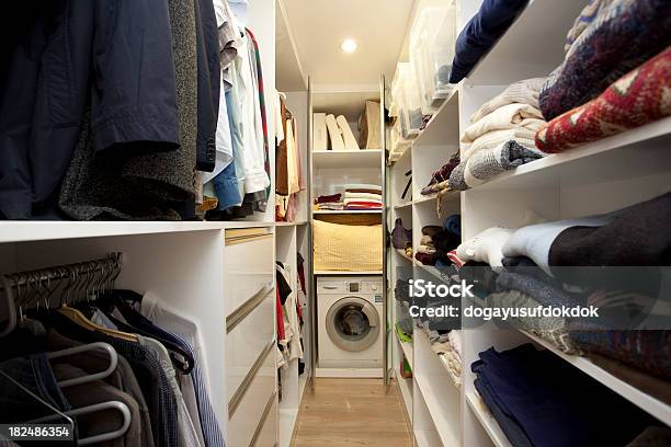 Vestidor Foto de stock y más banco de imágenes de Casa - Casa, Ciudad, Color - Tipo de imagen