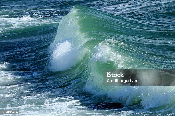 Big Wave Stockfoto und mehr Bilder von Bach - Bach, Blau, Brandung