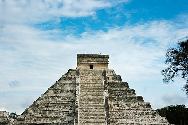 pirâmide maia passos em frente na fachada, chichen itza, yucatán, méxico - chichen itza mayan mexico steps - fotografias e filmes do acervo