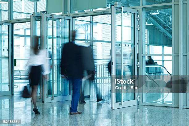 Persone A Piedi Alla Porta Dingresso Delledificio Moderno Immagine Mossa - Fotografie stock e altre immagini di Entrata