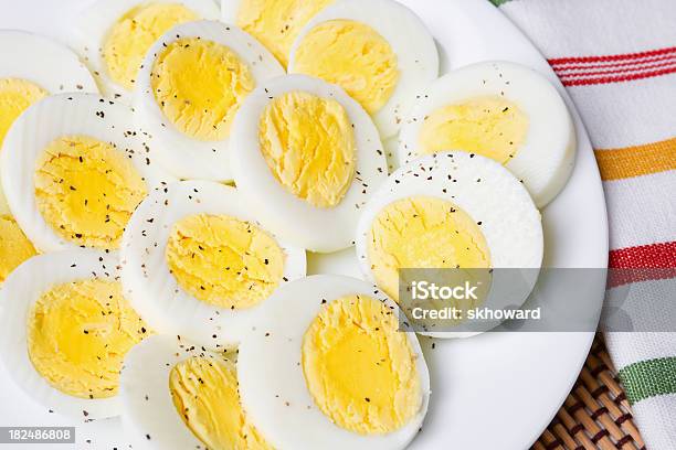 Fatiado Ovos Cozidos Com Sal E Pimentadoreino - Fotografias de stock e mais imagens de Acompanhamento - Acompanhamento, Amarelo, Branco