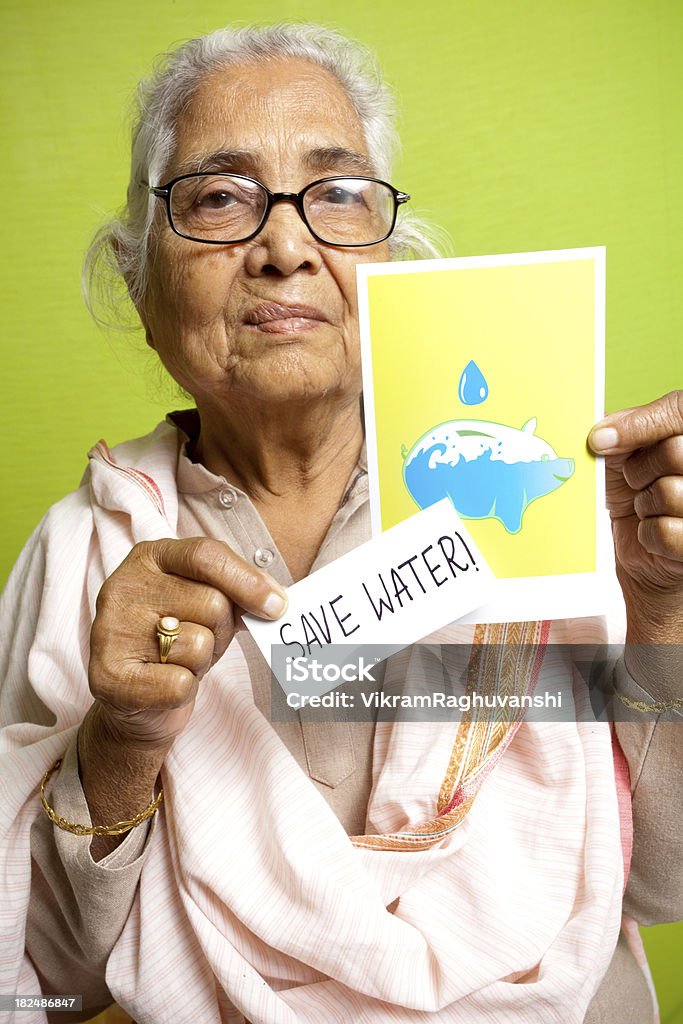 年配の女性がインドの水を示すメッセージのポスターのリーフレット保存 - 80代のロイヤリティフリーストックフォト