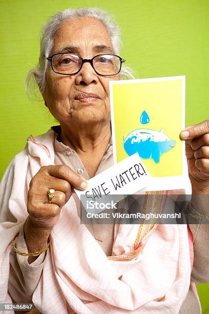 年配の女性がインドの水を示すメッセージのポスターのリーフレット保存 - 80代のストックフォトや画像を多数ご用意 - 80代, しずく, ひらめき