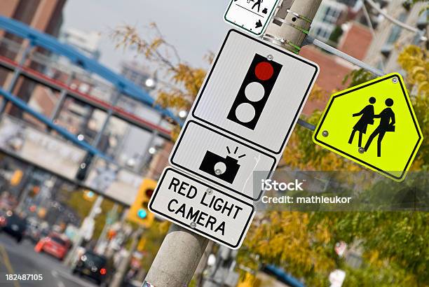 Luce Rossa Telecamera - Fotografie stock e altre immagini di Macchina fotografica - Macchina fotografica, Semaforo rosso - Semaforo, Edificio scolastico