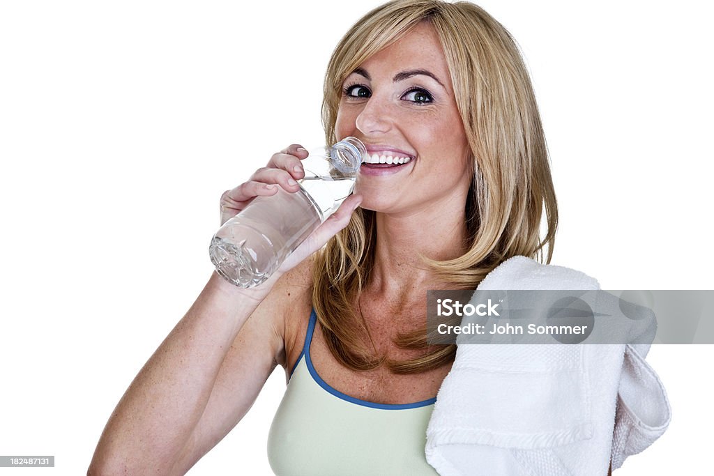 Fitness femme l'eau potable - Photo de 25-29 ans libre de droits