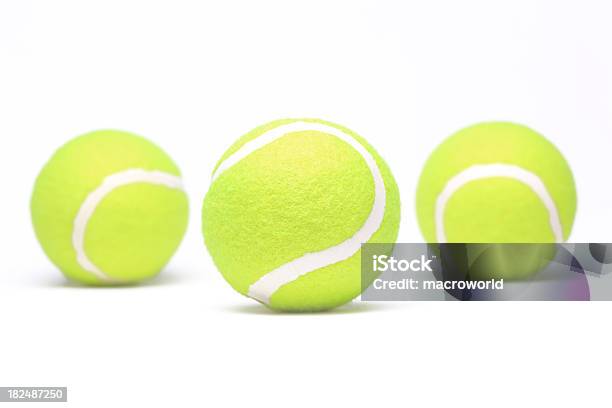 Теннисный Мяч — стоковые фотографии и другие картинки Теннисный мяч - Теннисный мяч, Белый фон, Дриблинг - 	спортивный