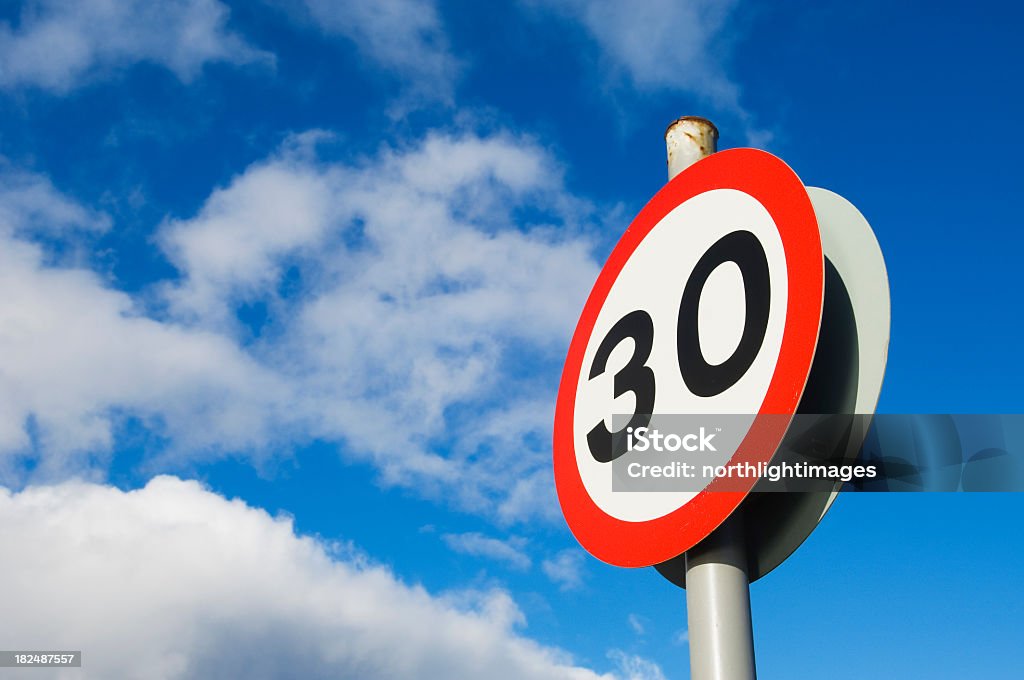 Señal de límite de velocidad - Foto de stock de Número 30 libre de derechos