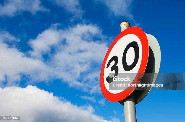 Señal De Límite De Velocidad Foto de stock y más banco de imágenes de Número 30 - Número 30, Señal - Mensaje, Señal de límite de velocidad