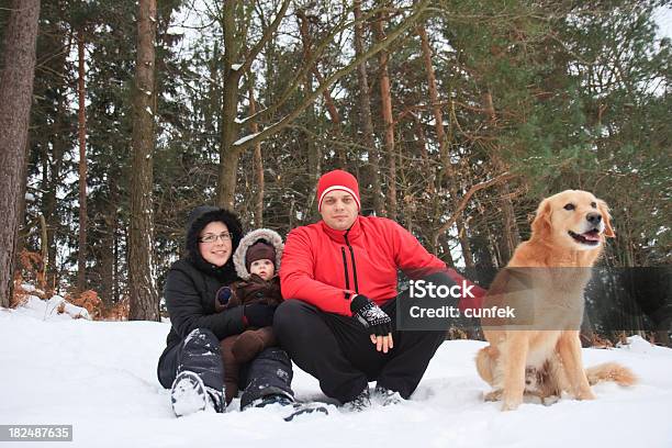 Photo libre de droit de Famille Avec Le Chien banque d'images et plus d'images libres de droit de Chien - Chien, Couple hétérosexuel, Propriétaire d'animal de compagnie