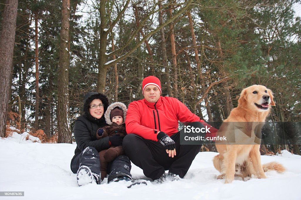 Família com o cão - Royalty-free Casal Heterossexual Foto de stock