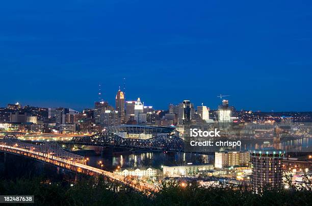 Cincinnati Al Crepuscolo - Fotografie stock e altre immagini di Football americano - Football americano, Stadio, Cincinnati