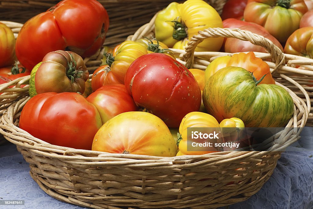 Tomates heirloom no mercado de produtores - Foto de stock de Alimentação Saudável royalty-free