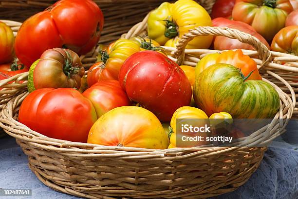 Foto de Tomates Heirloom No Mercado De Produtores e mais fotos de stock de Alimentação Saudável - Alimentação Saudável, Cesto, Colorido
